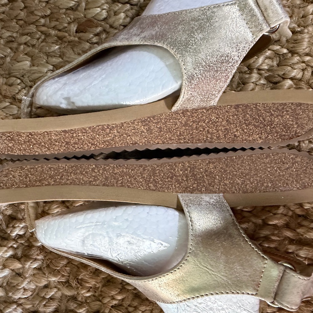 Volatile gold Trek TStrap Wedge  Womens 8 Casual‎ Sandals summer travel tropical - Picture 8 of 11
